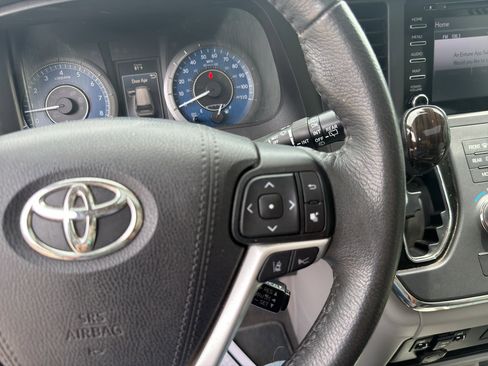 Used 2018 Toyota Sienna XLE w/ XLE Navigation Package FWD image 35