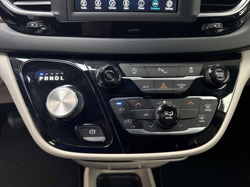 Used 2021 Chrysler Voyager LX FWD image 16