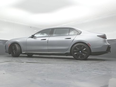 Used 2023 BMW i7 xDrive60 image 19