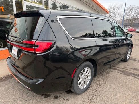 Used 2022 Chrysler Pacifica Touring-L FWD image 7