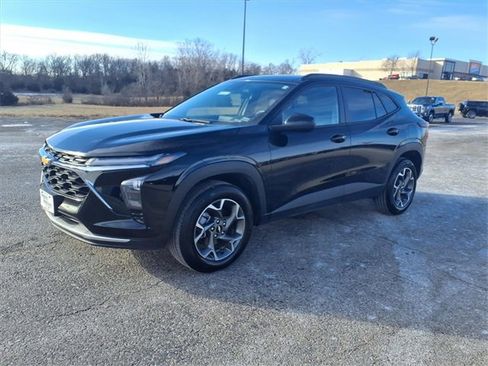 Used 2025 Chevrolet Trax LT w/ LT Convenience Package image 29