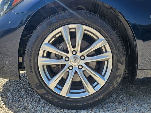 Used 2018 INFINITI Q70 Luxe RWD image 2