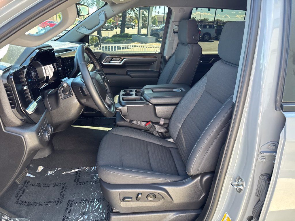 Used 2024 Chevrolet Silverado 1500 LT AWD/4WD image 9