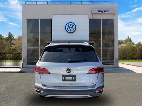 Certified 2022 Volkswagen Taos SE w/ IQ.Drive SE Package image 6