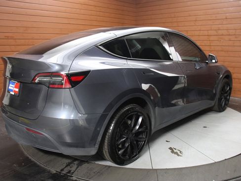 Used 2020 Tesla Model Y Long Range image 18