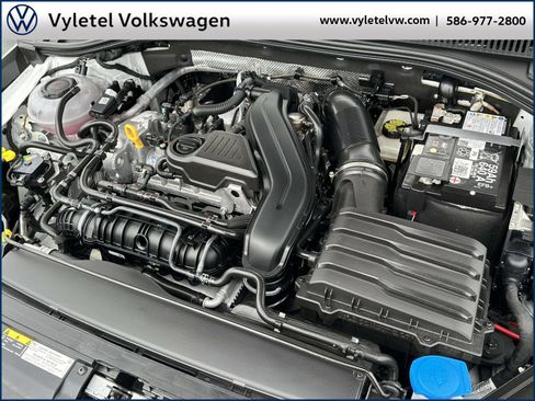 Certified 2025 Volkswagen Jetta SE w/ Sunroof Package image 8