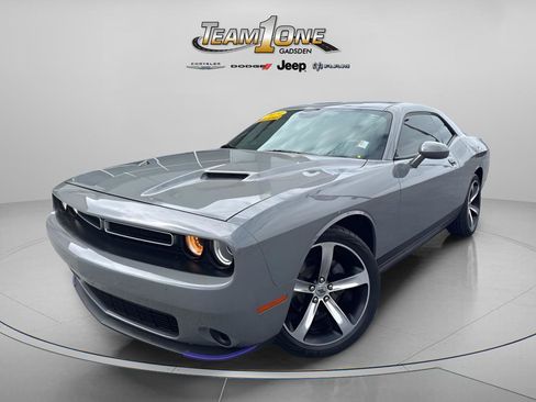 Used 2019 Dodge Challenger SXT image 5