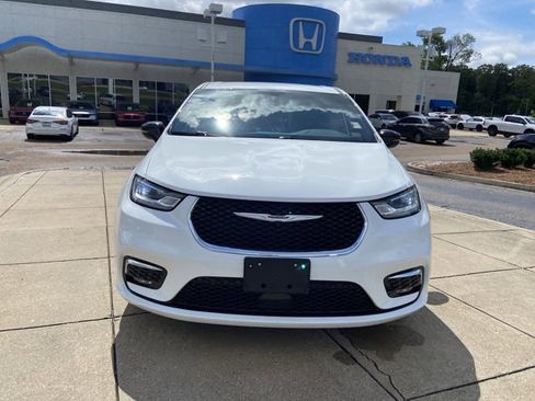Used 2025 Chrysler Pacifica Select FWD image 3