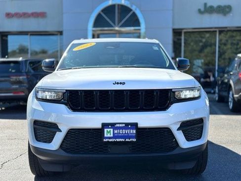 Used 2023 Jeep Grand Cherokee Altitude AWD/4WD image 9