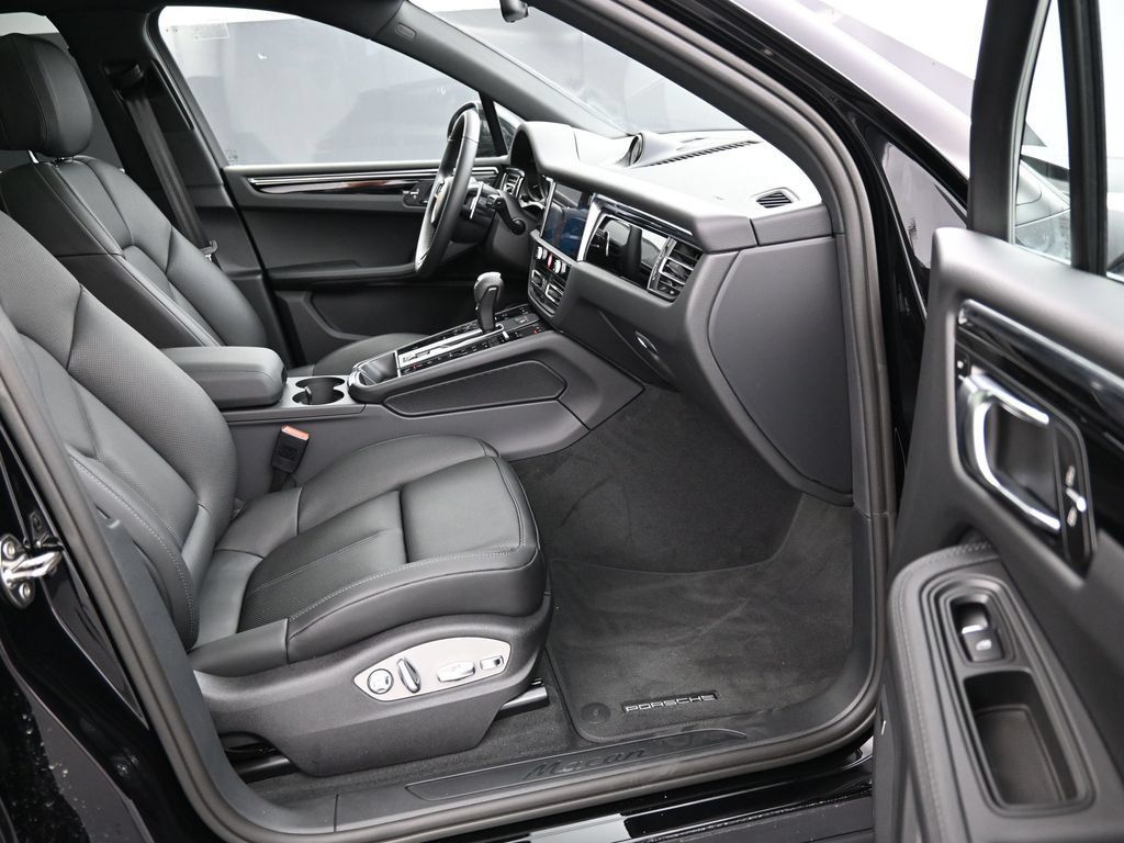 Certified 2025 Porsche Macan AWD/4WD image 27
