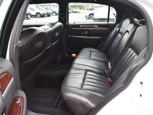 Used 2008 Lincoln Town Car Executive RWD image 33
