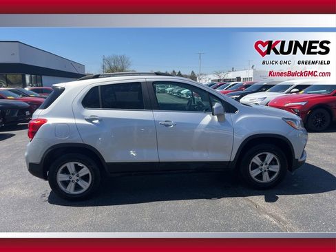 Used 2020 Chevrolet Trax LT w/ LT Convenience Package FWD image 3