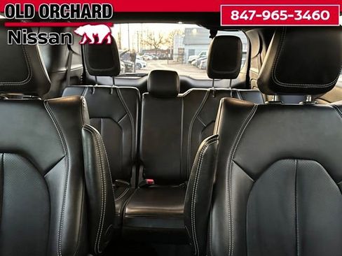 Used 2024 Chrysler Pacifica Select image 14