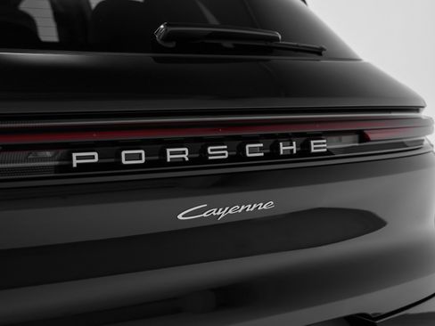 Used 2025 Porsche Cayenne image 17