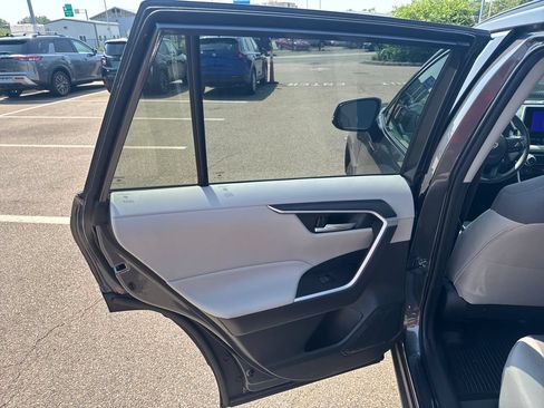 Used 2025 Toyota RAV4 XLE AWD/4WD image 36