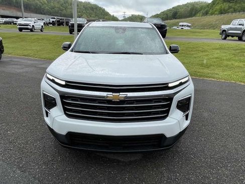 New 2026 Chevrolet Traverse LT w/ Driver Confidence Package AWD/4WD image 2