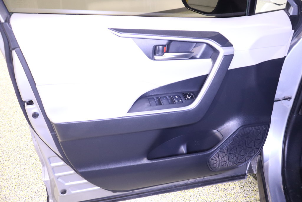 Used 2019 Toyota RAV4 XLE w/ Convenience Package FWD image 34