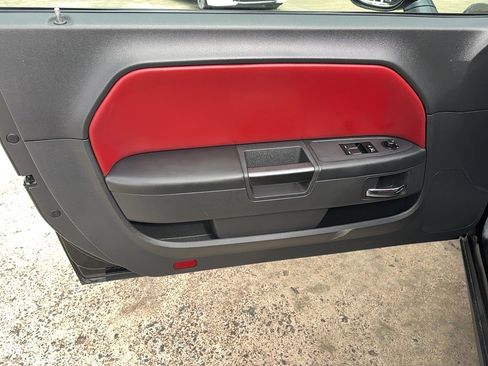 Used 2014 Dodge Challenger SXT image 9