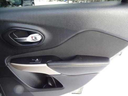 Used 2018 Jeep Cherokee Latitude w/ Comfort & Convenience Group image 37