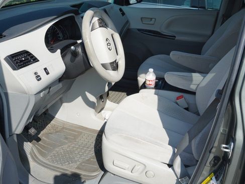 Used 2011 Toyota Sienna LE FWD image 9