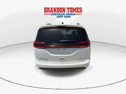 Used 2025 Chrysler Pacifica Limited FWD image 7