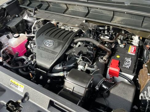Certified 2024 Toyota Highlander LE image 9