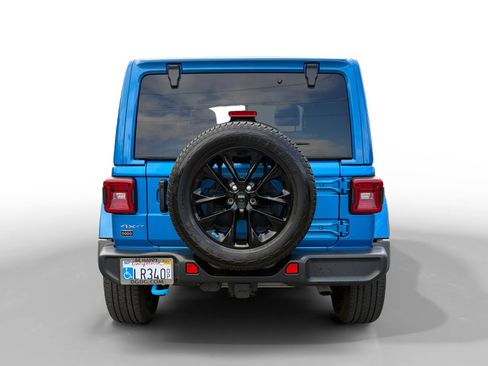 Used 2022 Jeep Wrangler Unlimited Sahara w/ Cold Weather Group image 4