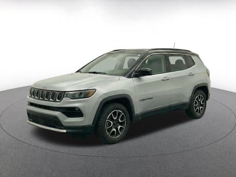 Used 2025 Jeep Compass Trailhawk AWD/4WD image 3