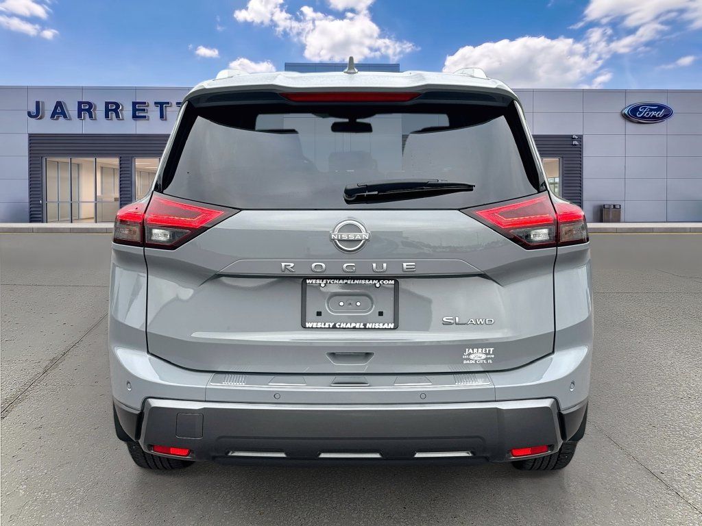 Used 2025 Nissan Rogue SL AWD/4WD image 6
