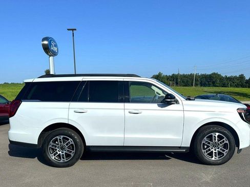 Used 2025 Ford Expedition Active AWD/4WD image 2