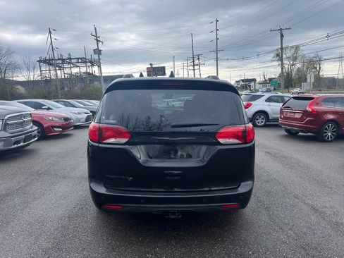 Used 2019 Chrysler Pacifica Touring-L image 4