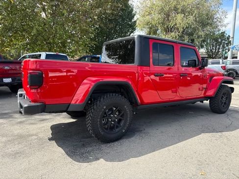 Used 2025 Jeep Gladiator Sport AWD/4WD image 3