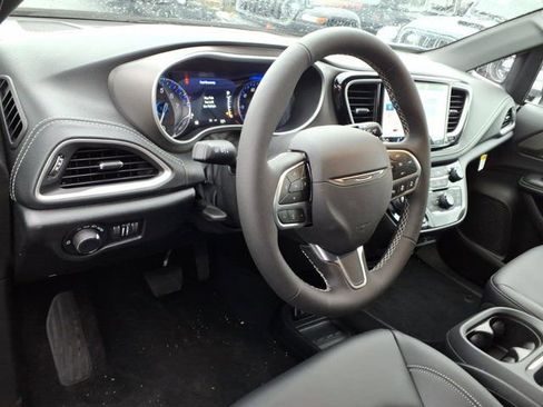 New 2027 Chrysler Pacifica Select FWD image 6