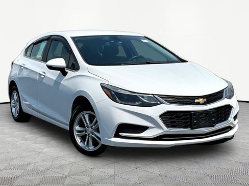 Used 2018 Chevrolet Cruze LT w/ Convenience Package FWD image 3