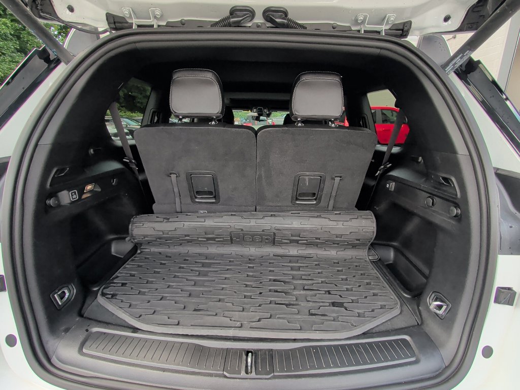 Used 2023 Jeep Grand Cherokee L Laredo AWD/4WD image 15