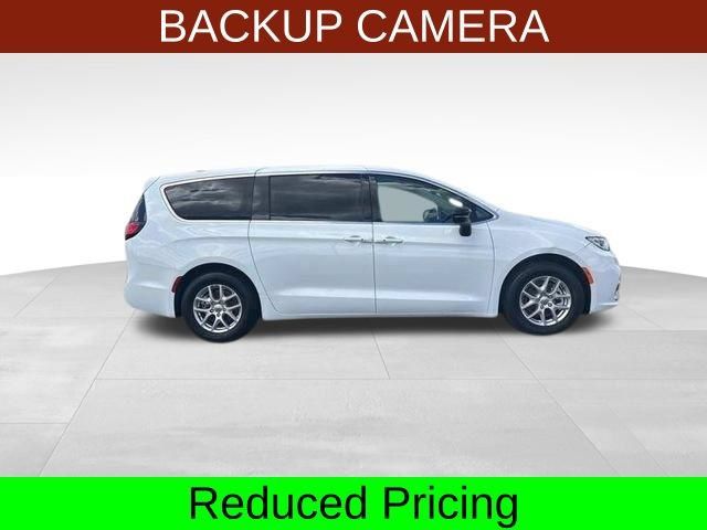 Used 2024 Chrysler Pacifica Touring-L FWD image 8