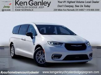 New 2026 Chrysler Pacifica Select image 1