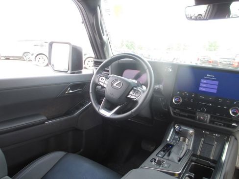 Used 2024 Lexus GX 550 w/ Accessory Package (2T) AWD/4WD image 26