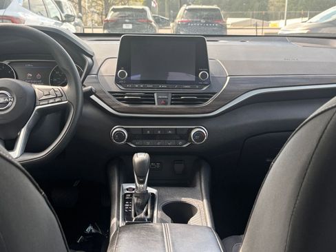 Used 2025 Nissan Altima 2.5 SV image 17