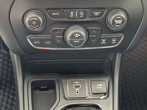 Used 2020 Jeep Cherokee Latitude Plus image 20