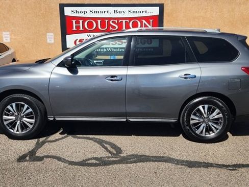 Used 2020 Nissan Pathfinder SV image 1