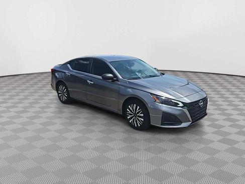 Used 2024 Nissan Altima 2.5 SV FWD image 2