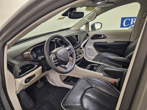 Used 2022 Chrysler Pacifica Limited AWD/4WD image 3