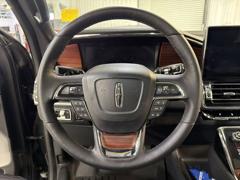 Used 2024 Lincoln Navigator Reserve image 17