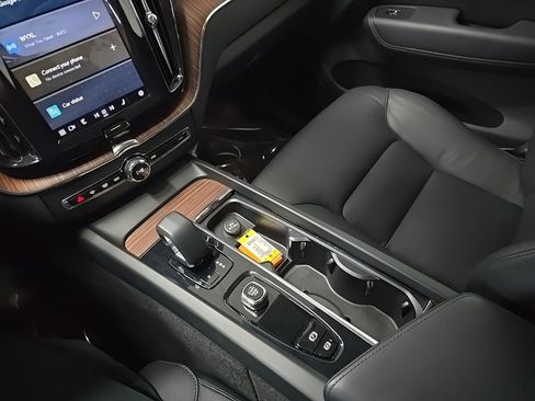 Used 2023 Volvo XC60 B5 Plus image 28