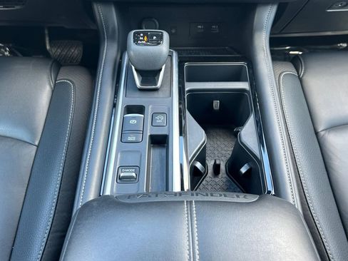 Certified 2025 Nissan Pathfinder SL FWD image 11