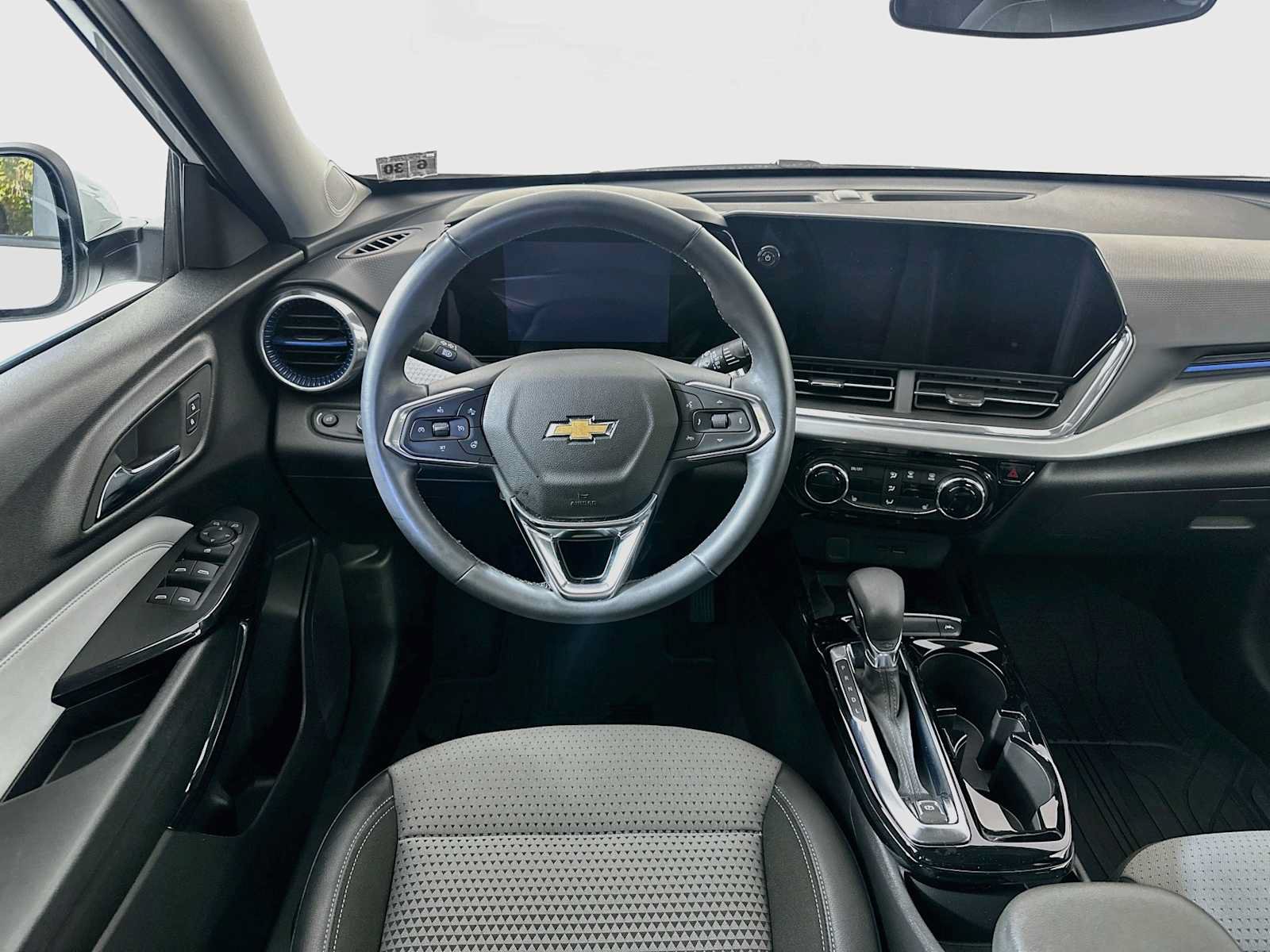Used 2025 Chevrolet Trax LT w/ Sunroof Package FWD image 22