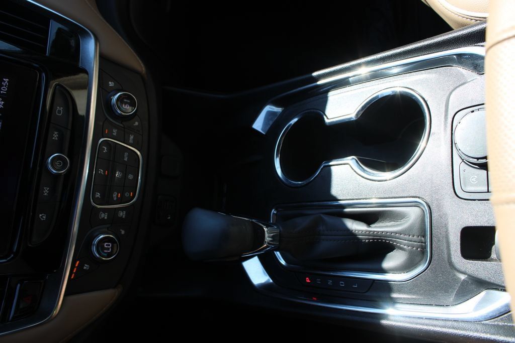 Used 2023 Chevrolet Traverse Premier FWD image 52