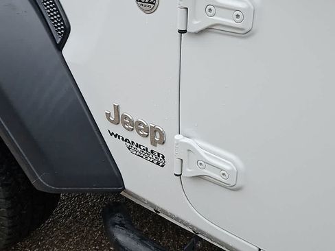 Used 2018 Jeep Wrangler Unlimited Sport AWD/4WD image 11