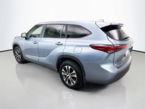 Used 2023 Toyota Highlander XLE AWD/4WD image 5